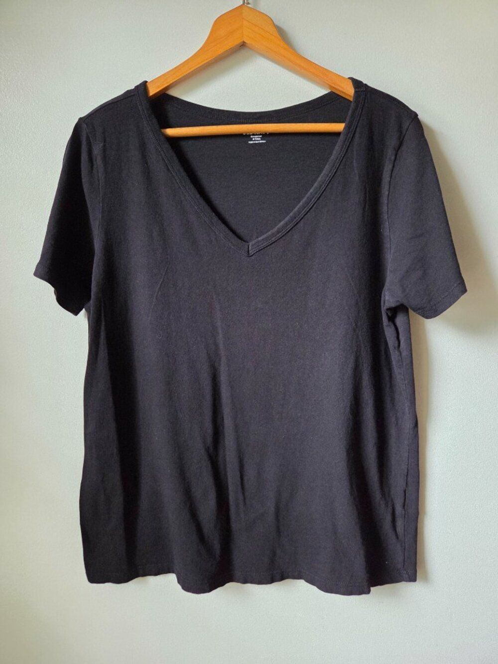 EUC OLD NAVY EVERYWEAR BLACK V NECK TEE SIZE M TALL